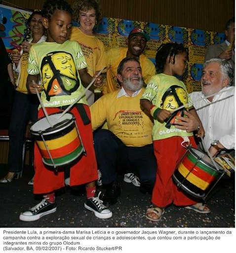 Presidente Lula, a primeira-dama Marisa Letícia e o governador Jaques Wagner, durante o lançamento da campanha contra a exploração sexual de crianças e adolescentes.