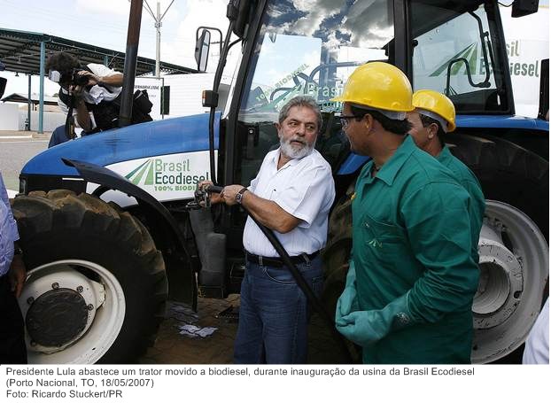 Presidente Lula abastece um trator movido a biodiesel, durante inauguração da usina da Brasil Ecodiesel.
