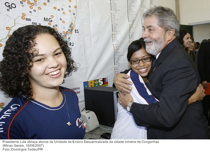 Presidente Lula abraça alunos da Unidade de Ensino Descentralizada da cidade mineira de Congonhas.
