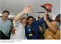 Presidente Lula abraça funcionários da Refinaria Landulpho Alves, ao lado do presidente da Petrobras, Sérgio Gabrielli.