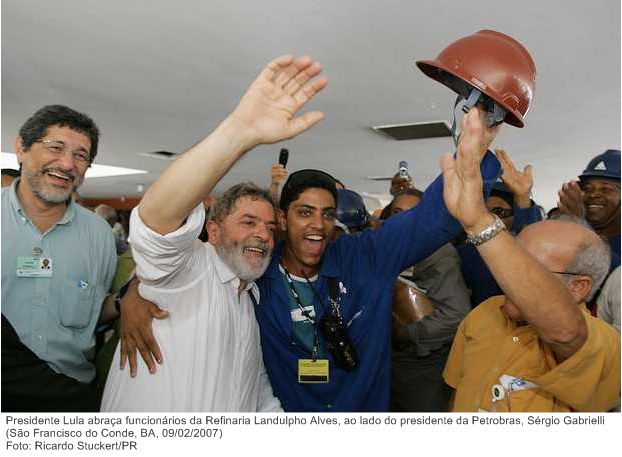 Presidente Lula abraça funcionários da Refinaria Landulpho Alves, ao lado do presidente da Petrobras, Sérgio Gabrielli.