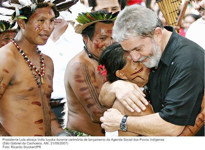 Presidente Lula abraça índia tuyuka durante cerimônia de lançamento da Agenda Social dos Povos Indígenas.