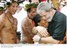 Presidente Lula abraça índia tuyuka durante cerimônia de lançamento da Agenda Social dos Povos Indígenas.