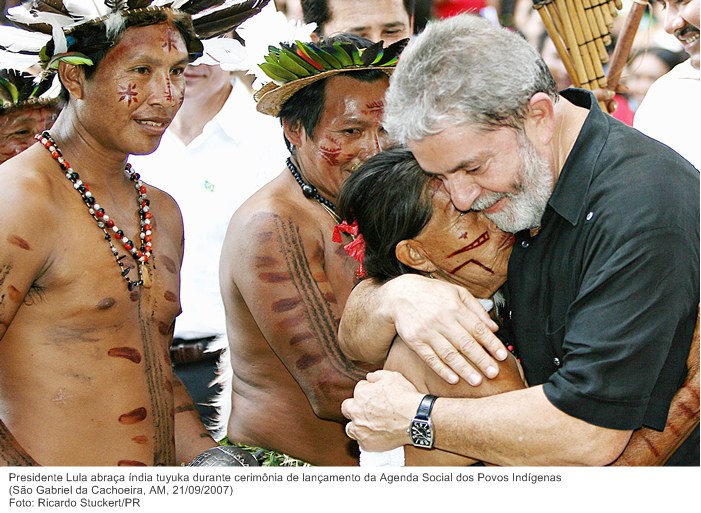 Presidente Lula abraça índia tuyuka durante cerimônia de lançamento da Agenda Social dos Povos Indígenas.