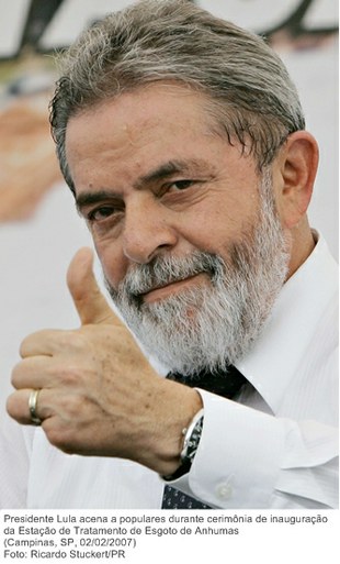 Presidente Lula acena a populares durante cerimônia de inauguração da Estação de Tratamento de Esgoto de Anhumas.
