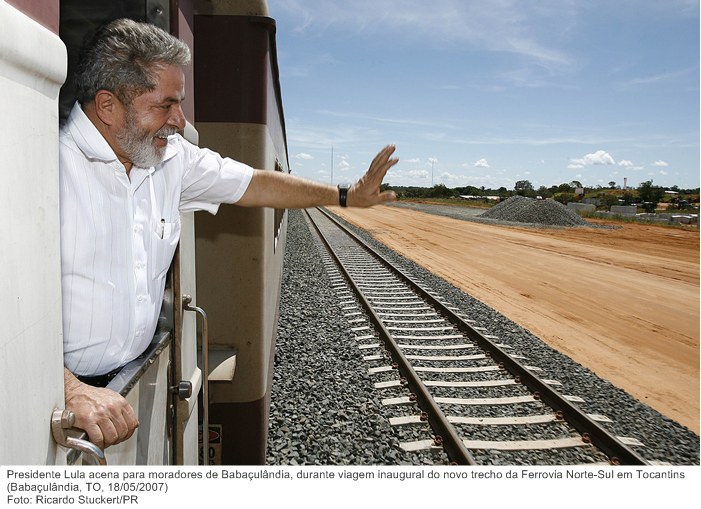 Presidente Lula acena para moradores de Babaçulândia, durante viagem inaugural do novo trecho da Ferrovia Norte-Sul em Tocantins.