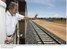 Presidente Lula acena para moradores de Babaçulândia, durante viagem inaugural do novo trecho da Ferrovia Norte-Sul em Tocantins.