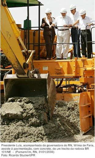 Presidente Lula, acompanhado da governadora do RN, Wilma de Faria, assiste à pavimentação, com concreto, de um trecho da rodovia BR 101 NE.