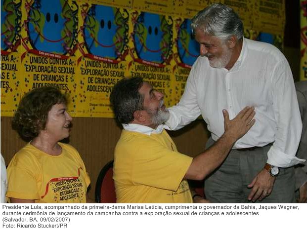 Presidente Lula, acompanhado da primeira-dama Marisa Letícia, cumprimenta o governador da Bahia, Jaques Wagner, durante cerimônia de lanç. da campanha contra a exploração sexual de crianças.