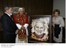 Presidente Lula, acompanhado da primeira-dama, Marisa Letícia, presenteia o Papa Bento XVI com um quadro.