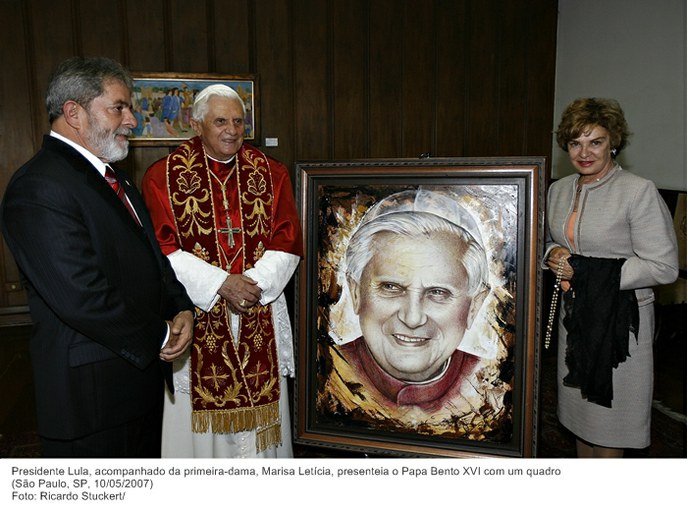 Presidente Lula, acompanhado da primeira-dama, Marisa Letícia, presenteia o Papa Bento XVI com um quadro.