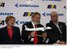 Presidente Lula, acompanhado de dona Marisa e do ministro Miguel Jorge, observa mini-maquete que recebeu de presente da Embraer.