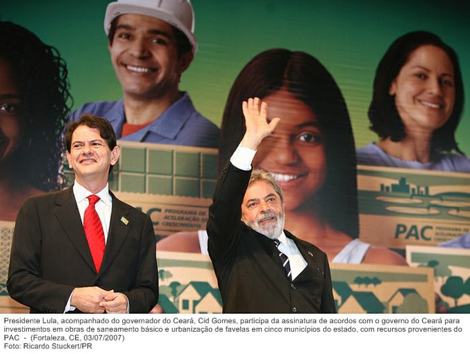 Presidente Lula, acompanhado do governador do Ceará, Cid Gomes, participa da assinatura de acordos com o governo do Ceará para investimentos em obras de saneamento básico e urbanização.