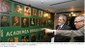 Presidente Lula, acompanhado do presidente da Academia Brasileira de Letras, Marcos Vinícios Vilaça, observa o mural com imagens de membros da instituição.