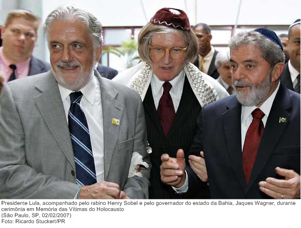 Presidente Lula, acompanhado pelo rabino Henry Sobel e pelo governador do estado da Bahia, Jaques Wagner, durante cerimônia em Memória das Vítimas do Holocausto.