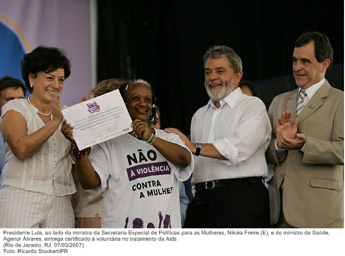 Presidente Lula, ao lado da min. da SEPM, Nilcéa Freire (E), e do ministro da Saúde, Agenor Álvares, entrega certificado à voluntária no tratamento da Aids.