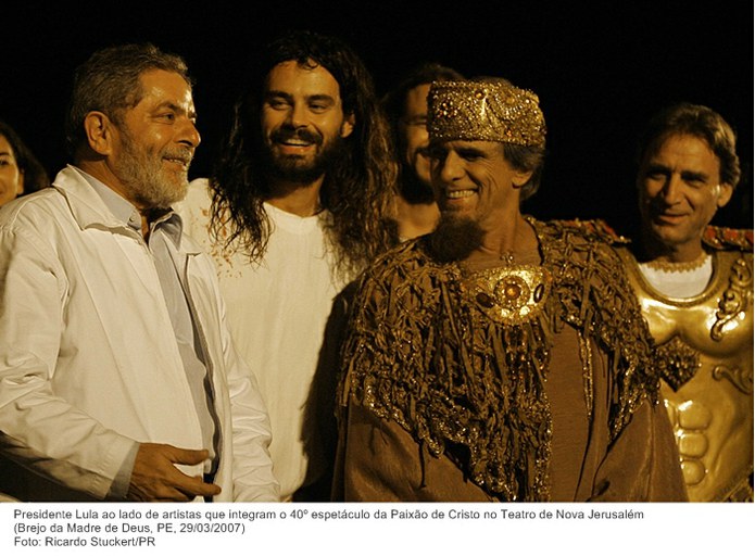Presidente Lula ao lado de artistas que integram o 40º espetáculo da Paixão de Cristo no Teatro de Nova Jerusalém.