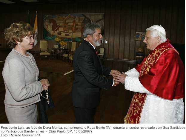 Presidente Lula, ao lado de Dona Marisa, cumprimenta o Papa Bento XVI, durante encontro reservado com Sua Santidade no Palácio dos Bandeirantes.