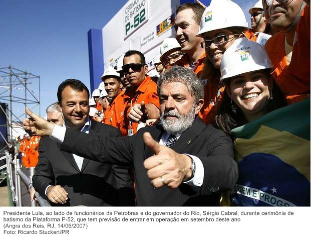 Presidente Lula, ao lado de funcionários da Petrobras e do governador do Rio, Sérgio Cabral, durante cerimônia de batismo da Plataforma P-52.