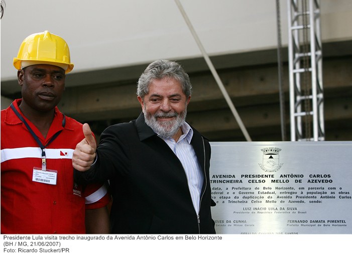 Presidente Lula ao lado de operário Geraldo Camilo dos Santos que trabalhou na duplicação do trecho da Avenida Antônio Carlos inaugurado nesta quinta-feira em Belo Horizonte.
