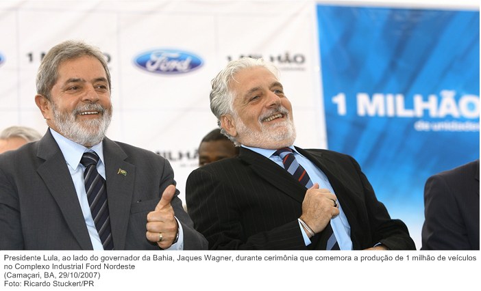 Presidente Lula, ao lado do governador da Bahia, Jaques Wagner, durante cerimônia que comemora a produção de 1 milhão de veículos no Complexo Industrial Ford Nordeste.