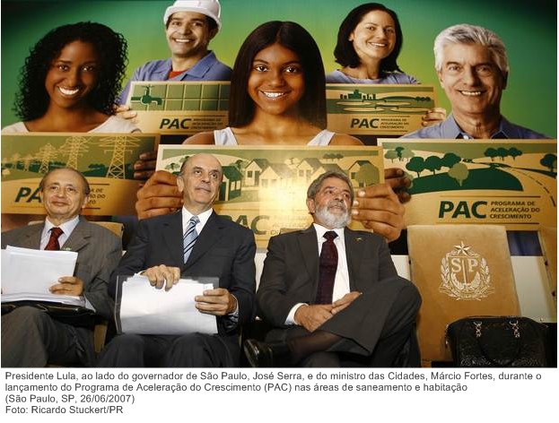 Presidente Lula, ao lado do governador de São Paulo, José Serra, e do ministro das Cidades, Márcio Fortes, durante o lançamento do Programa de Aceleração do Crescimento (PAC).