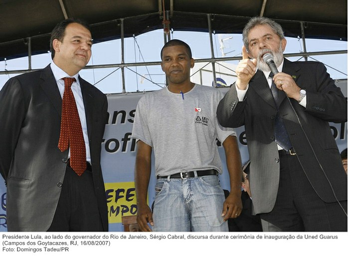 Presidente Lula, ao lado do governador do Rio de Janeiro, Sérgio Cabral, discursa durante cerimônia de inauguração da Uned Guarus.
