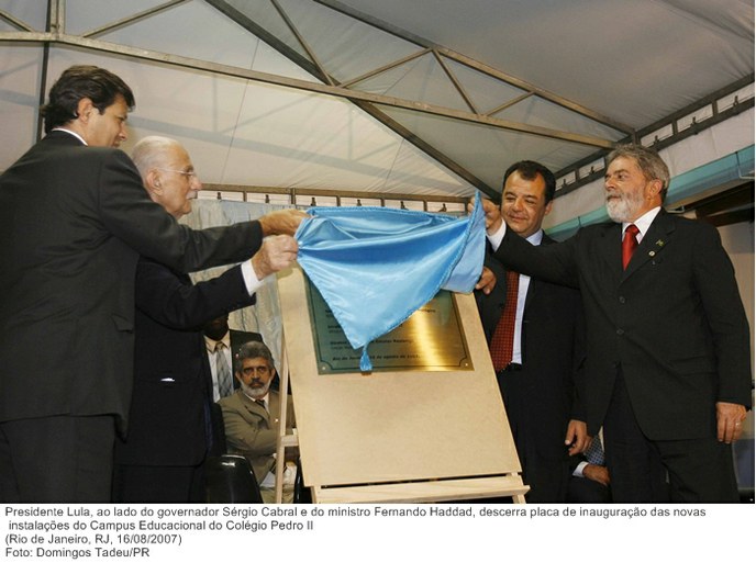 Presidente Lula, ao lado do governador Sérgio Cabral e do ministro Fernando Haddad, descerra placa de inauguração das novas instalações do Campus Educacional do Colégio Pedro II.