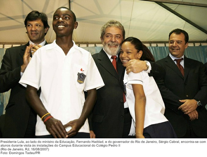 Presidente Lula, ao lado do ministro da Educação, Fernando Haddad, e do governador do Rio de Janeiro, Sérgio Cabral, encontra-se com alunos durante visita às instalações do Campus Educacional.