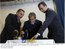 presidente Lula,  ao lado do pres. dos Correios, Carlos H. Custódio,  testa carimbo alusivo à inauguração do novo Centro Operacional e Administrativo de SC, inaugurado no município de São José.