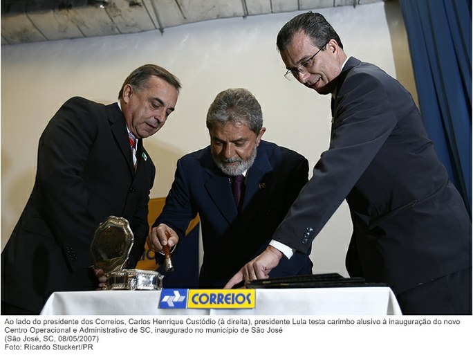presidente Lula,  ao lado do pres. dos Correios, Carlos H. Custódio,  testa carimbo alusivo à inauguração do novo Centro Operacional e Administrativo de SC, inaugurado no município de São José.