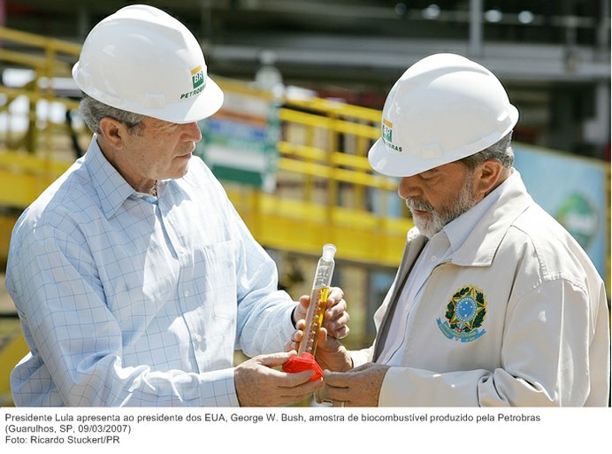 Presidente Lula apresenta ao presidente dos EUA, George W. Bush, amostra de biocombustível produzido pela Petrobras.