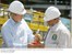 Presidente Lula apresenta ao presidente dos EUA, George W. Bush, amostra de biocombustível produzido pela Petrobras.