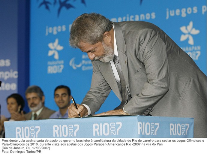Presidente Lula assina carta de apoio do governo brasileiro à candidatura da cidade do Rio de Janeiro para sediar os Jogos Olímpicos e Para-Olímpicos de 2016.