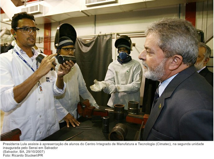 Presidente Lula assiste à apresentação de alunos do Centro Integrado de Manufatura e Tecnologia (Cimatec), na segunda unidade inaugurada pelo Senai em Salvador.