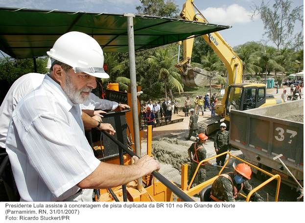 Presidente Lula assiste à concretagem de pista duplicada da BR 101 no Rio Grande do Norte.