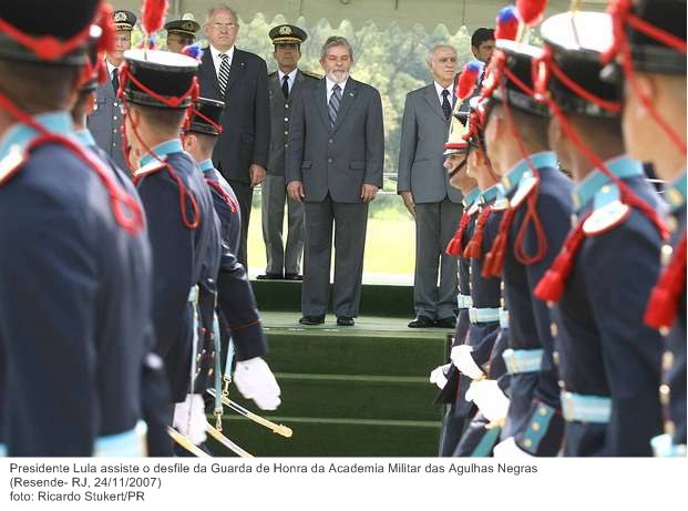 Presidente Lula assiste o desfile da Guarda de Honra da Academia Militar das Agulhas Negras.