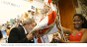 Presidente Lula beija a bandeira da Estácio de Sá na comemoração dos 70 anos do Iphan.