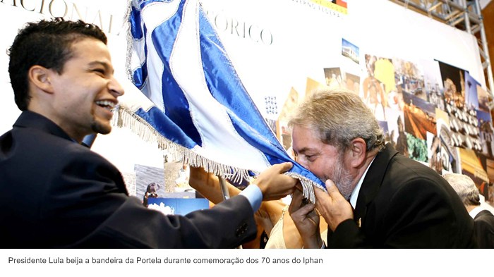 Presidente Lula beija a bandeira da Portela durante comemoração dos 70 anos do Iphan.