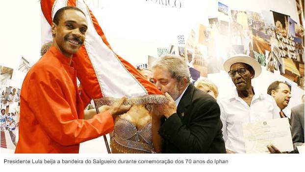Presidente Lula beija a bandeira do Salgueiro durante comemoração dos 70 anos do Iphan.