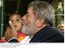 Presidente Lula beija criança durante visita ao Rio de Janeiro.