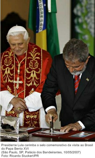 Presidente Lula carimba o selo comemorativo da visita ao Brasil do Papa Bento XVI.