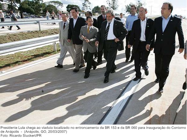 Presidente Lula chega ao viaduto localizado no entroncamento da BR 153 e da BR 060 para inauguração do Contorno de Anápolis.