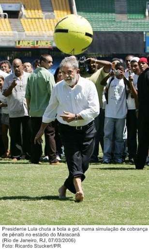 Presidente Lula chuta a bola a gol, numa simulação de cobrança de pênalti no estádio do Maracanã.