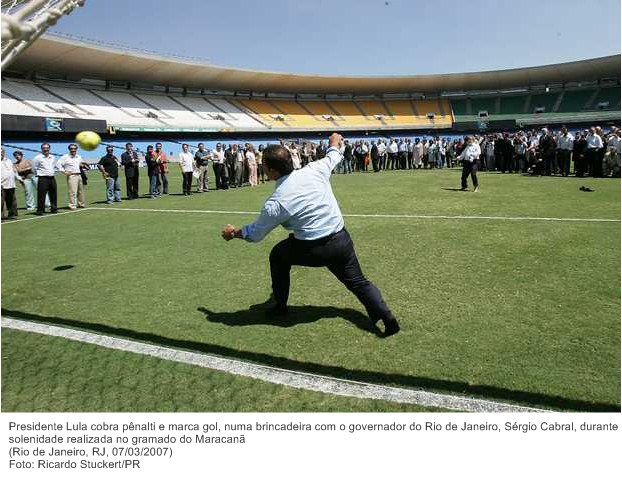 Presidente Lula cobra pênalti e marca gol, numa brincadeira com o governador do Rio de Janeiro, Sérgio Cabral, durante solenidade realizada no gramado do Maracanã.