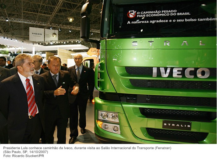Presidente Lula conhece caminhão da Iveco, durante visita ao Salão Internacional do Transporte (Fenatran).