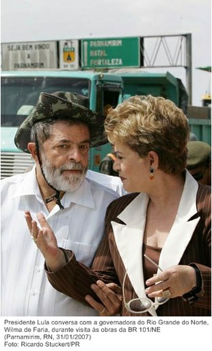 Presidente Lula conversa com a governadora do Rio Grande do Norte, Wilma de Faria, durante visita às obras da BR 101 NE.