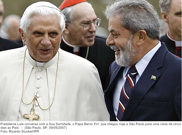 Presidente Lula conversa com a Sua Santidade, o Papa Bento XVI, que chegou hoje a São Paulo para uma visita de cinco dias ao País.