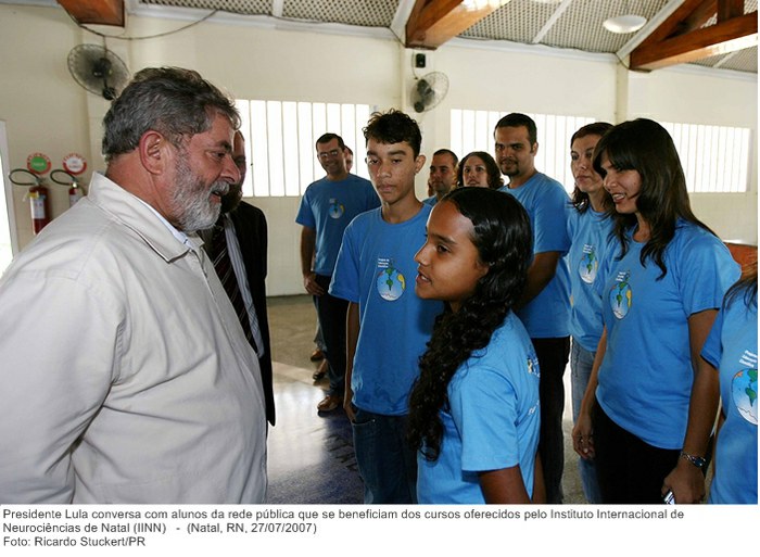 Presidente Lula conversa com alunos da rede pública que se beneficiam dos cursos oferecidos pelo Instituto Internacional de Neurociências de Natal (IINN).