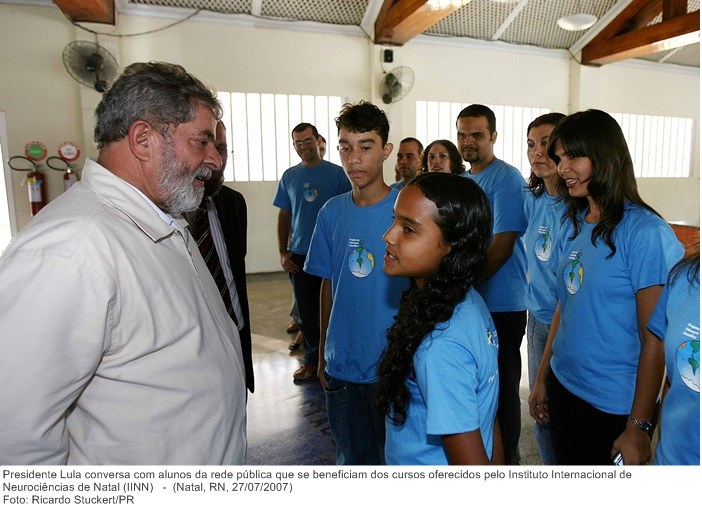 Presidente Lula conversa com alunos da rede pública que se beneficiam dos cursos oferecidos pelo Instituto Internacional de Neurociências de Natal (IINN).